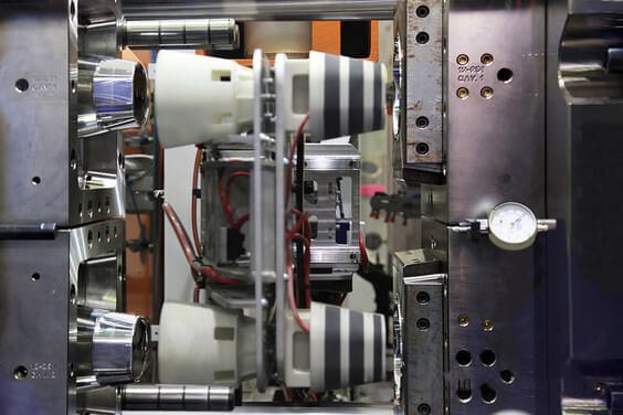 How do you calculate injection mold tonnage?