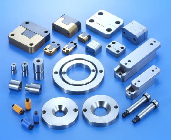 What is the function of locating ring in injection mold?