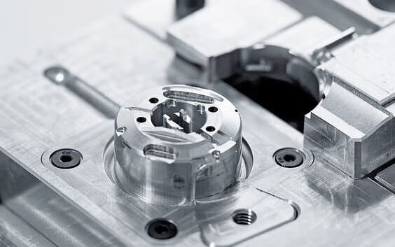 What should we pay attention to when protecting and repairing injection molds?