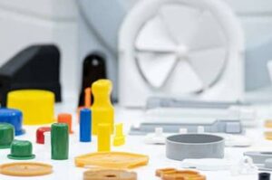 How do you set injection molding parameters?